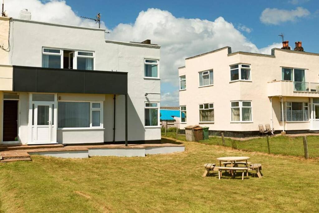 Beachfront Apartment - Ground Floor Apartment With Sea Views, Next To The Beach, Bridlington, North Yorkshire Bessingby Bagian luar foto