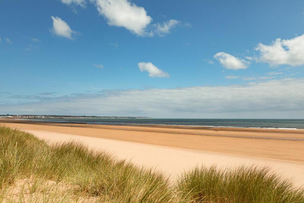 Beachfront Apartment - Ground Floor Apartment With Sea Views, Next To The Beach, Bridlington, North Yorkshire Bessingby Bagian luar foto