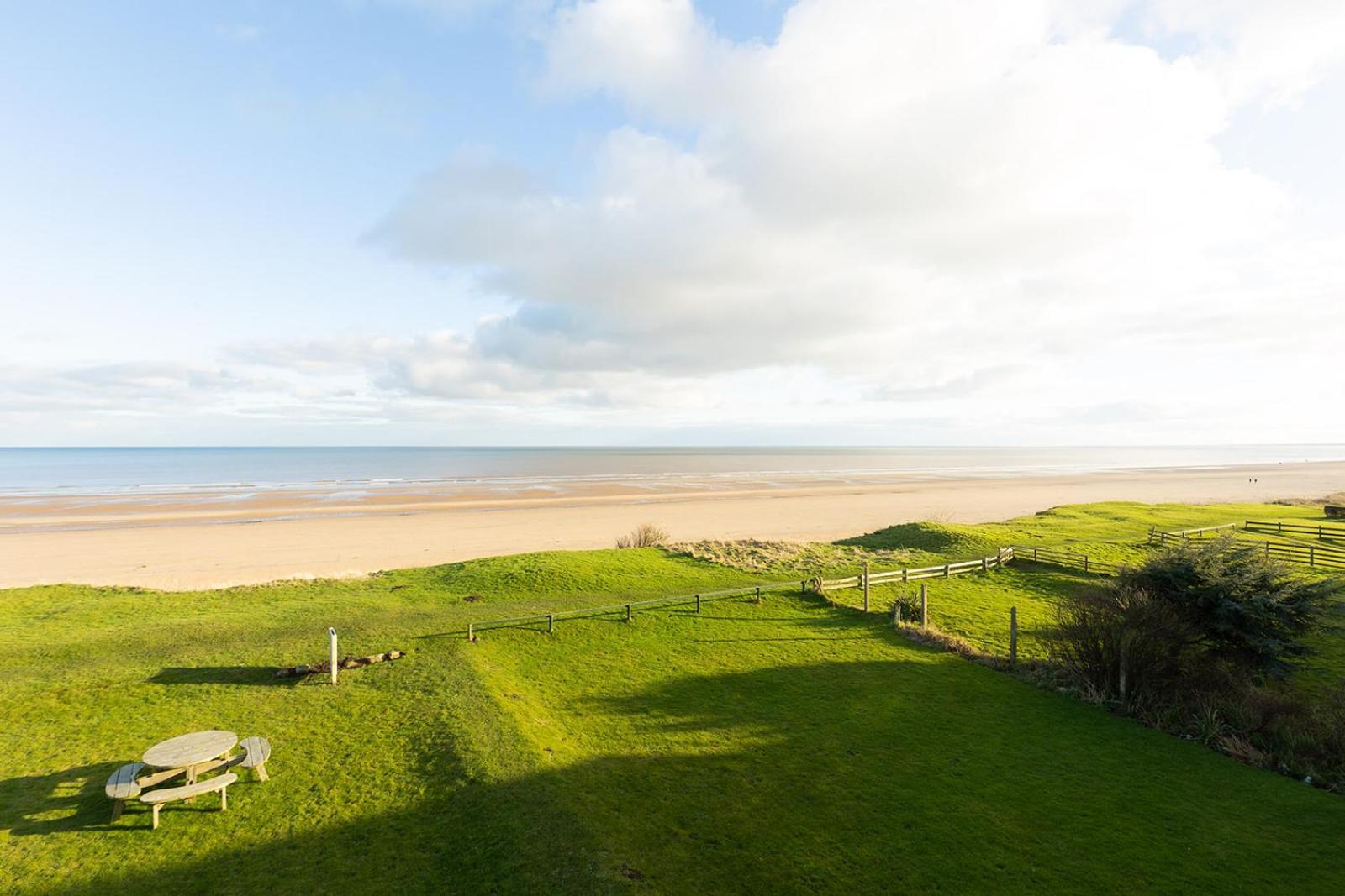 Beachfront Apartment - Ground Floor Apartment With Sea Views, Next To The Beach, Bridlington, North Yorkshire Bessingby Bagian luar foto